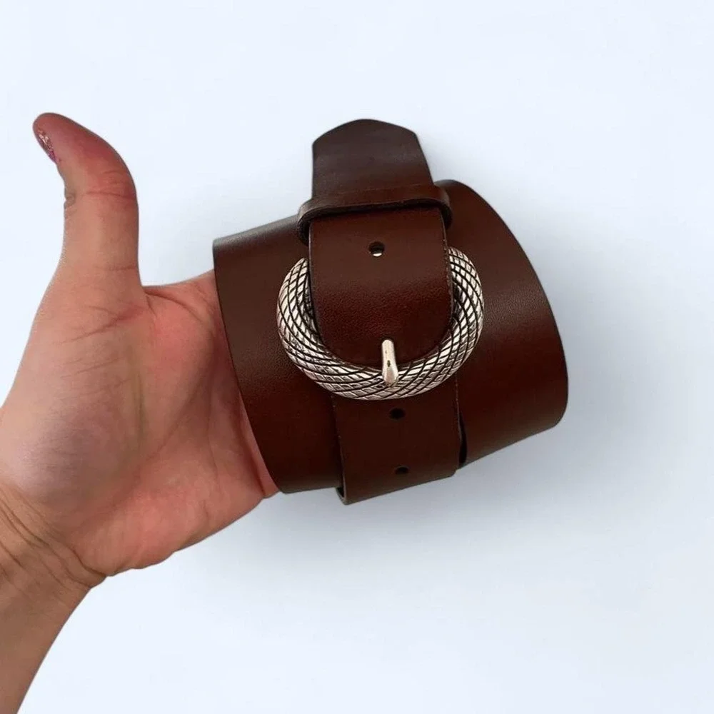 Brown leather belt with silver embossed buckle size L by‎ Ann Klein